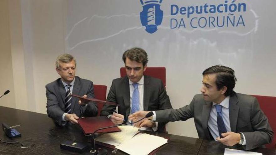 Rueda, Calvo y Rey Varela, ayer,  en la firma del convenio de los equipos de emergencia. / la opinión