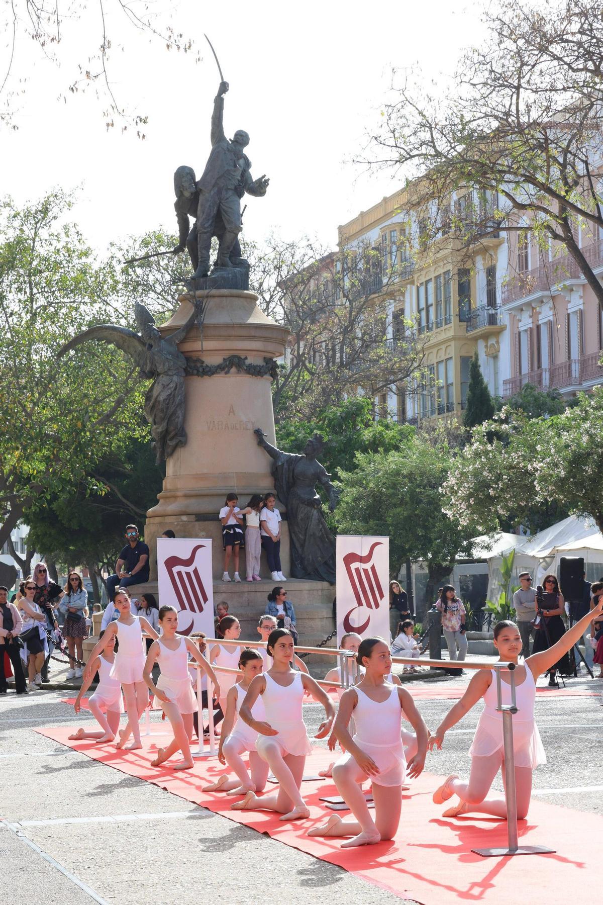 Todas las imágenes de la clase celebrada por el Convservatori de Ibiza en el Dia de la danza en Vara de Rey