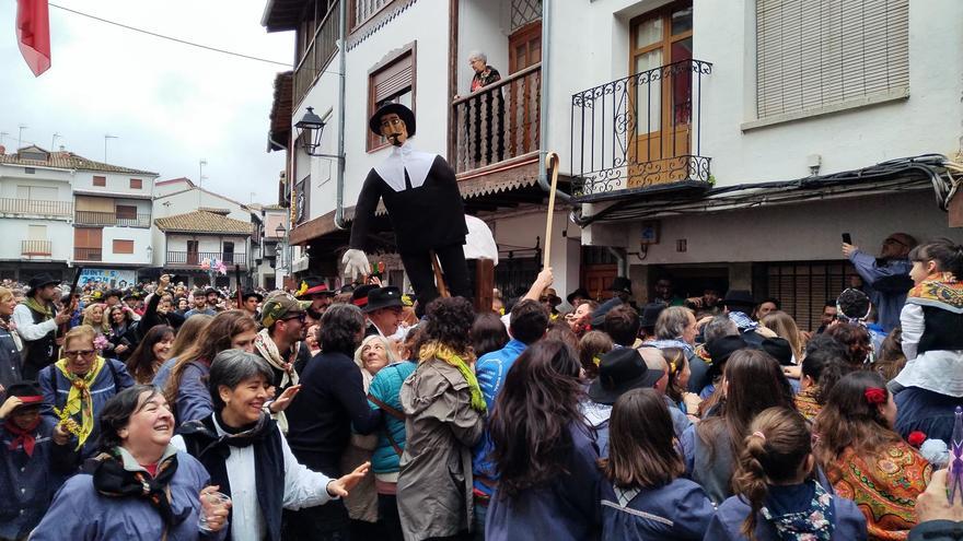 Galería | La misteriosa tradición del Pero Palo llena Villanueva de la Vera