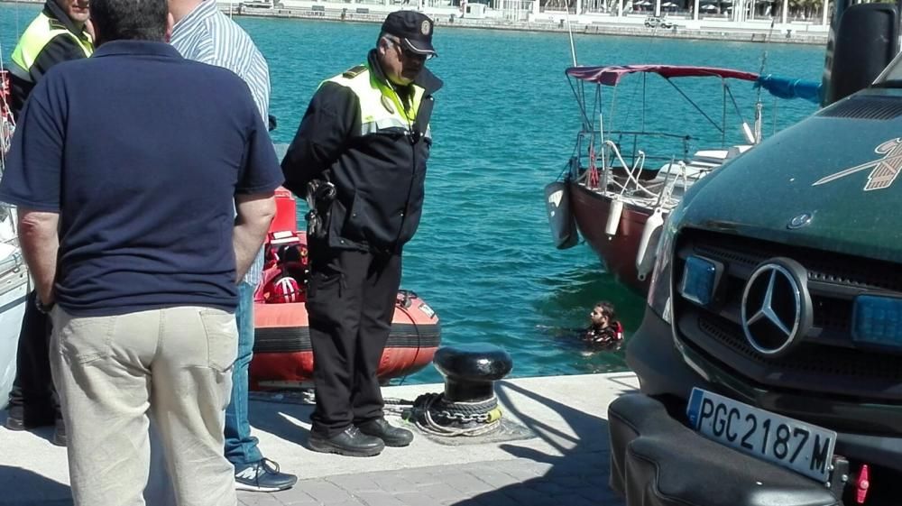 Buscan a una mujer en el agua en el Muelle Uno