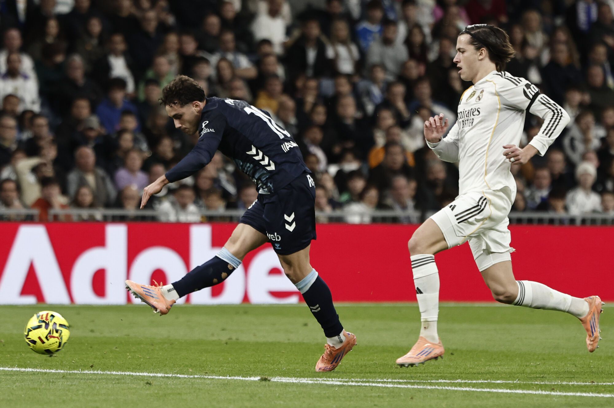 MADRID, 07/12/2025.- El delantero del Celta Pablo Durán (i) chuta ante Álvaro Carreras, del Real Madrid, durante el partido de LaLiga de fútbol que Real Madrid y Celta de Vigo disputan este domingo en el estadio Santiago Bernabéu. EFE/Sergio Pérez