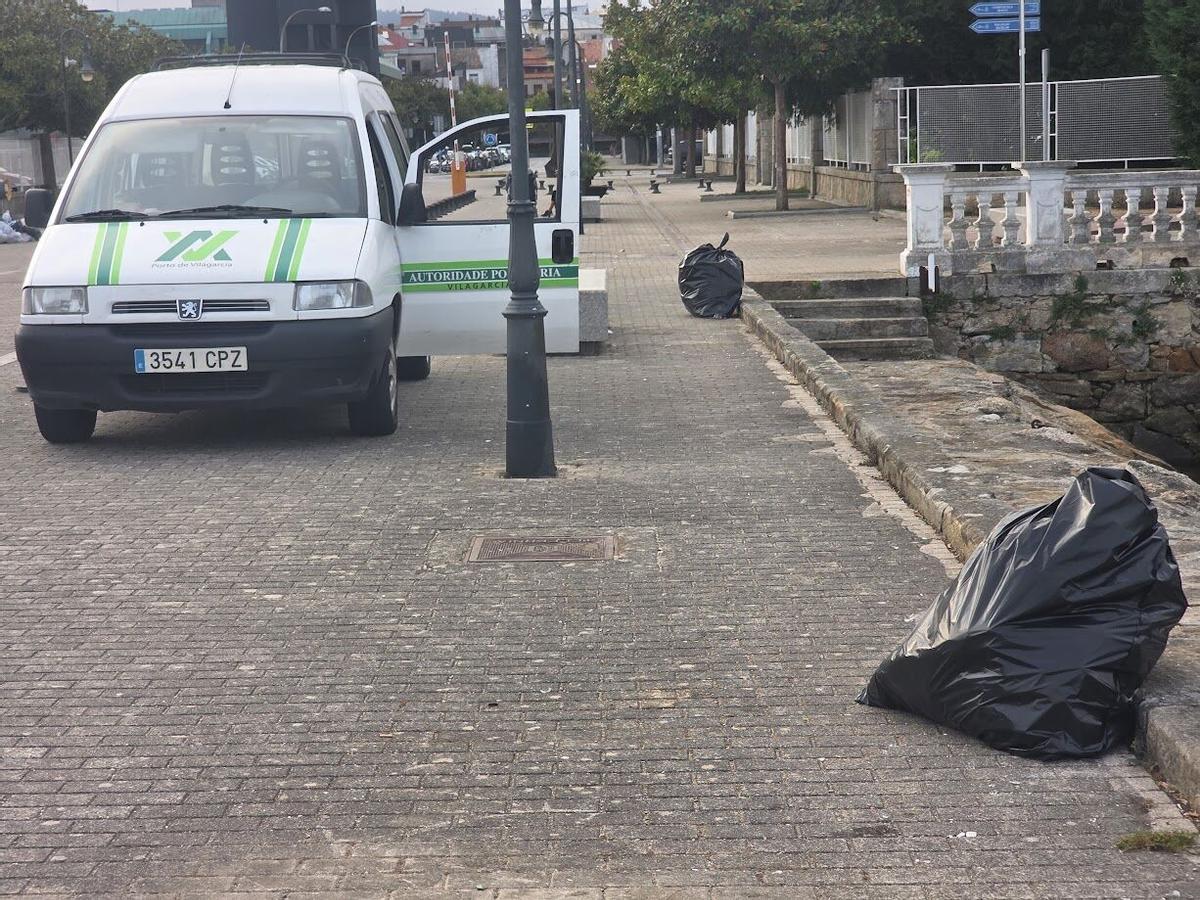 La Autoridad Portuaria se encarga finalmente de eliminar la basura acumulada en el Muelle de Pasajeros desde la Fiesta del Agua. La Autoridad Portuaria se encarga finalmente de eliminar la basura acumulada en el Muelle de Pasajeros desde la Fiesta del Agua.