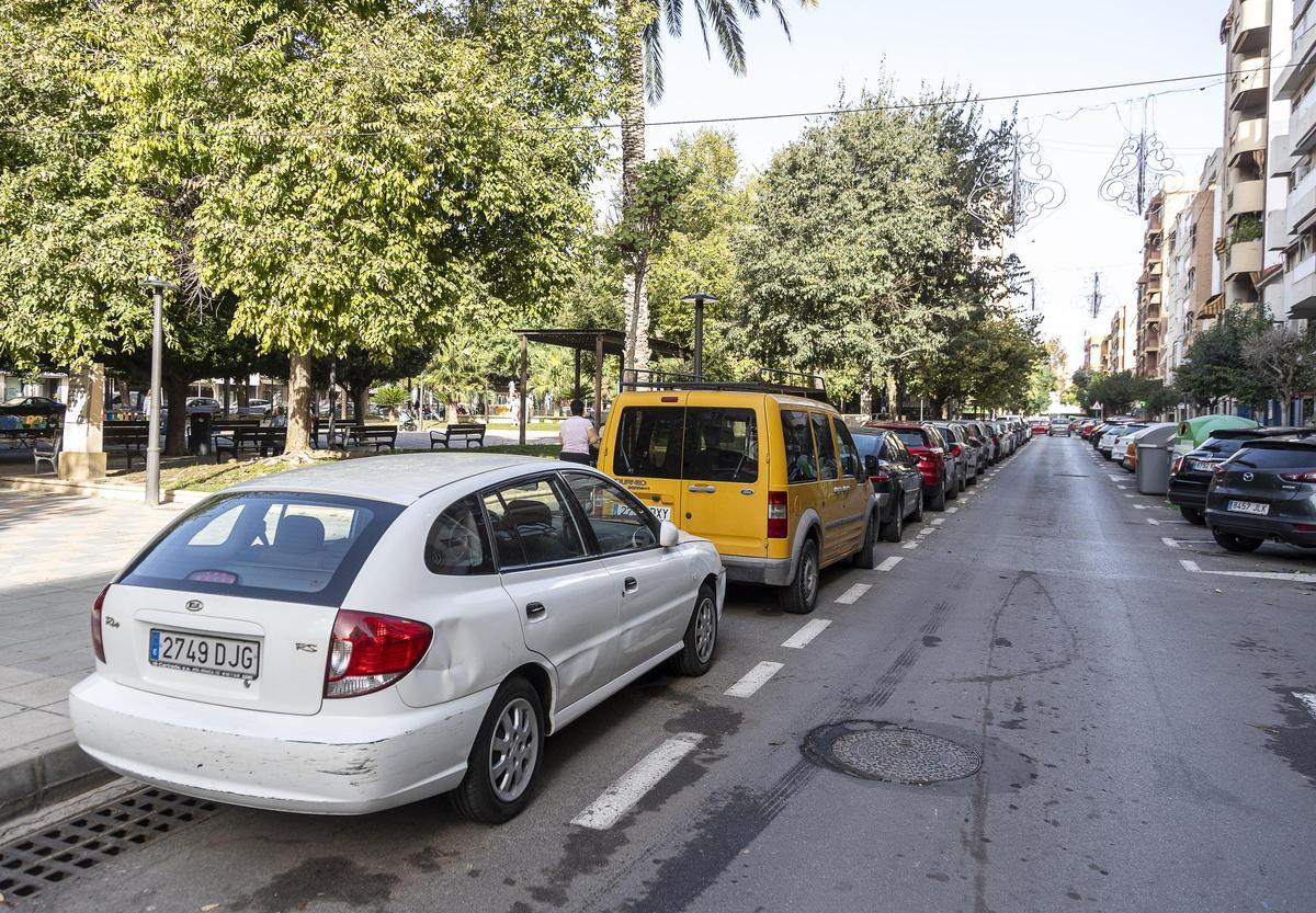 Coches aparcados junto a la plaza de Benalúa, uno de los barrios en los que se propone ampliar la zona azul y naranja.