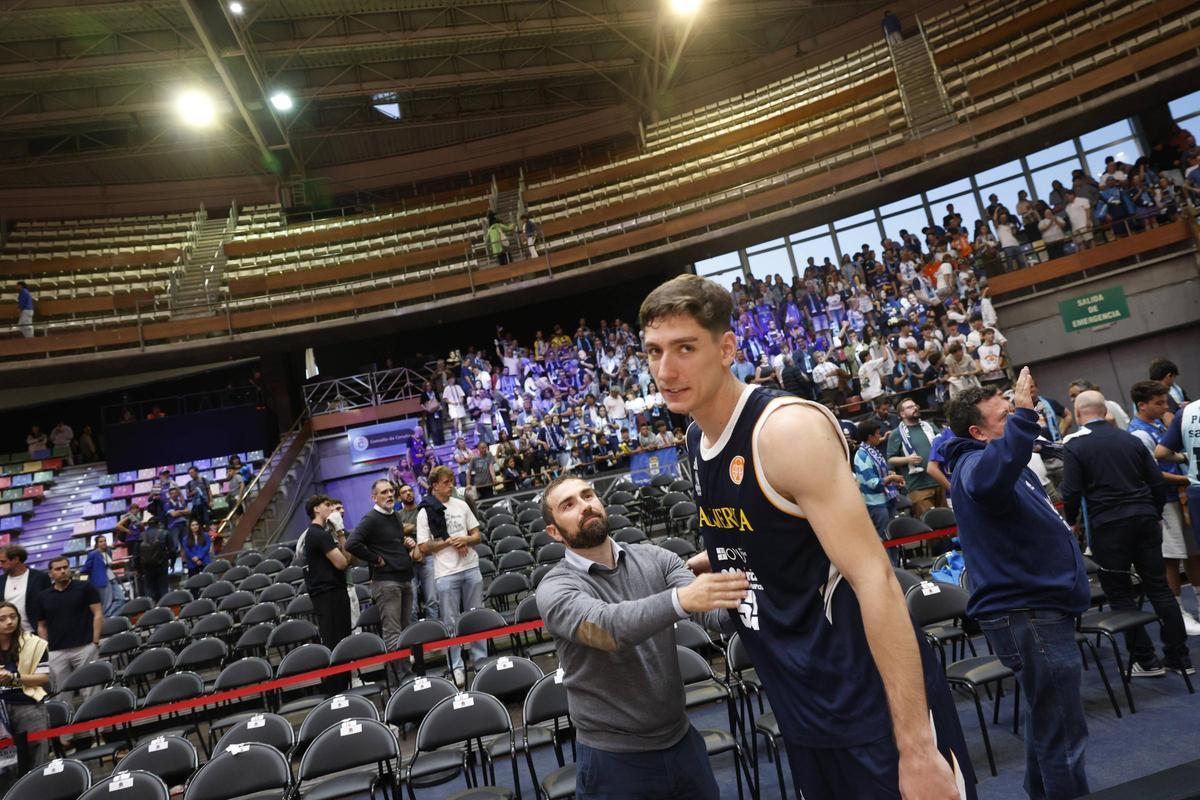 EN IMÁGENES: Así despidió la afición a un heroico Alimerka Oviedo Baloncesto tras caer con Estudiantes en la pelea por la ACB