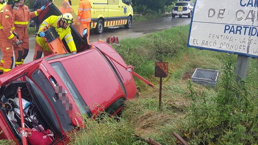 Rescatan al conductor de un vehículo accidentado en Guadassuar