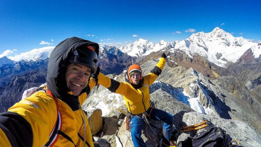 Los hermanos Pou, Eneko e Iker, en la cima del Huamashraju, en Perú, donde abrieron una nueva vía por la cara sur.