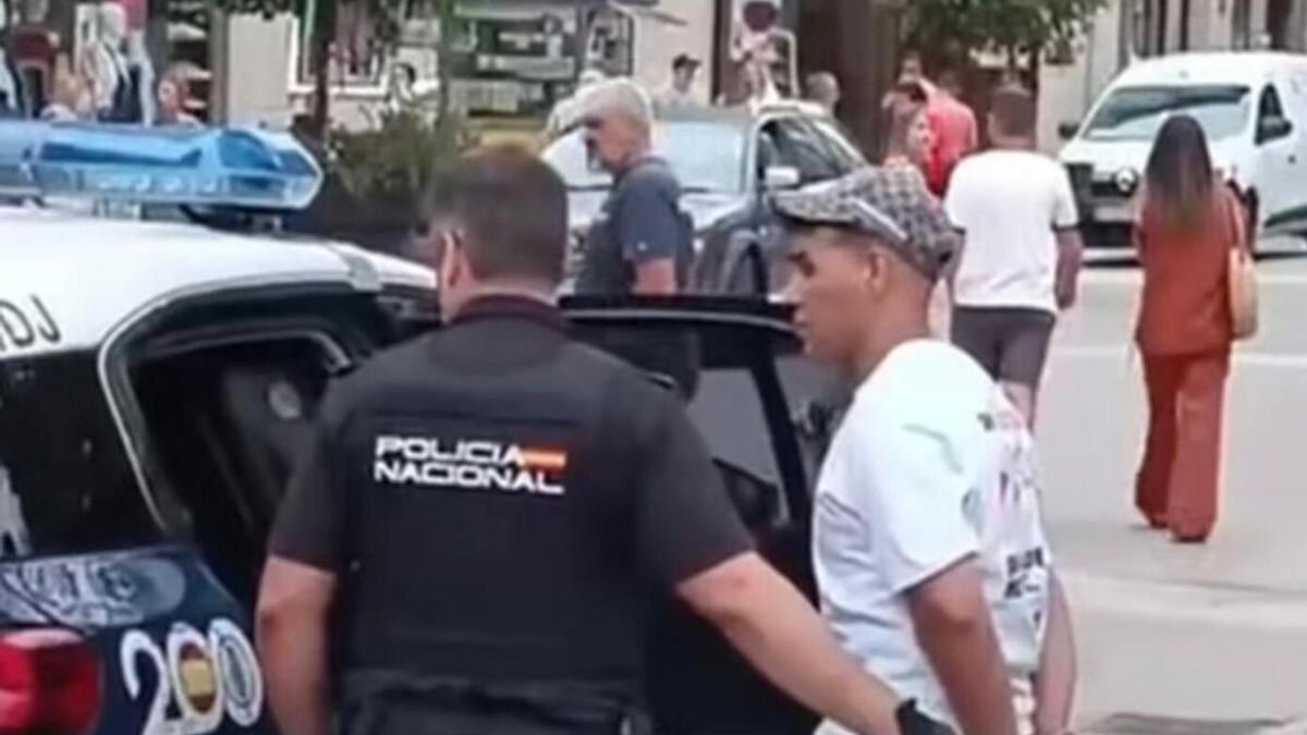 Momento de la detención del presunto agresor en Ribeira
