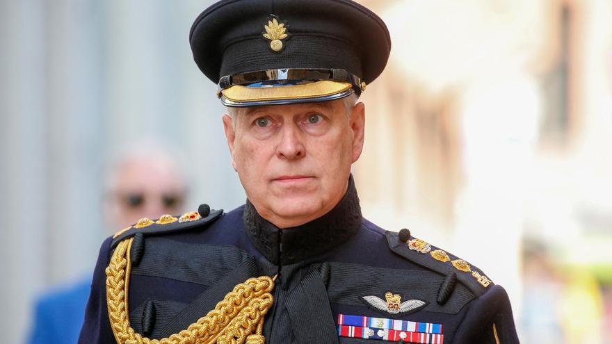 La reina retira al príncipe Andrés los títulos militares y sus patronazgos reales