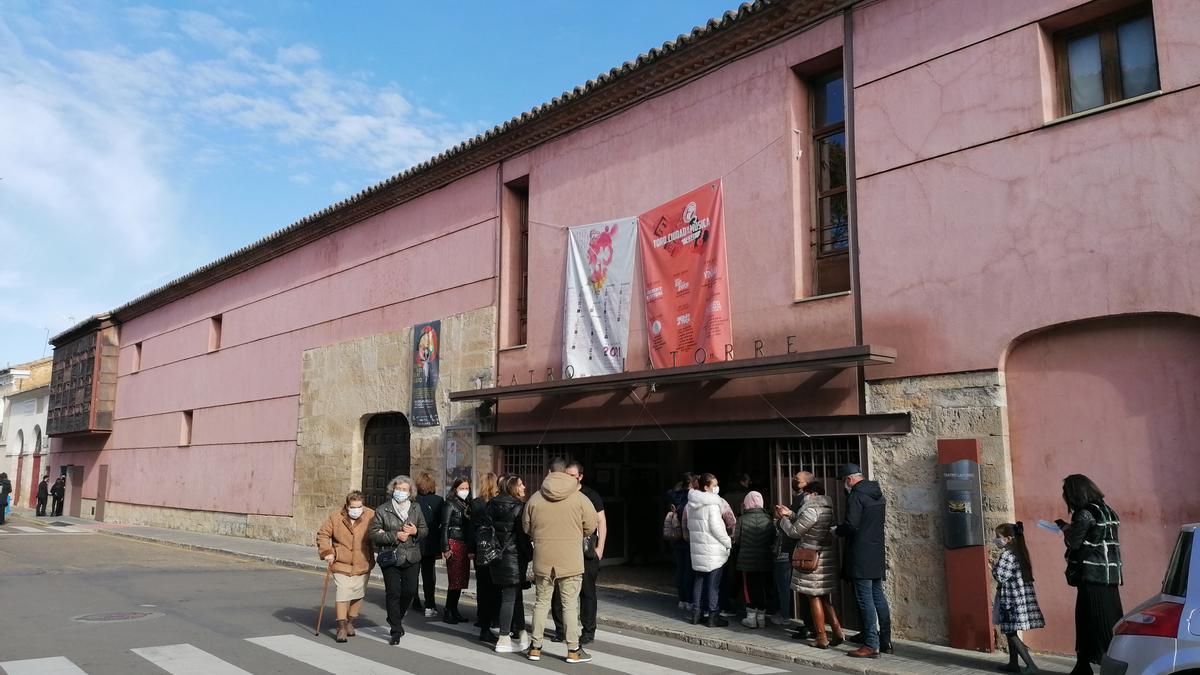 Toresanos acceden al Teatro Latorre para asistir a un espectáculo