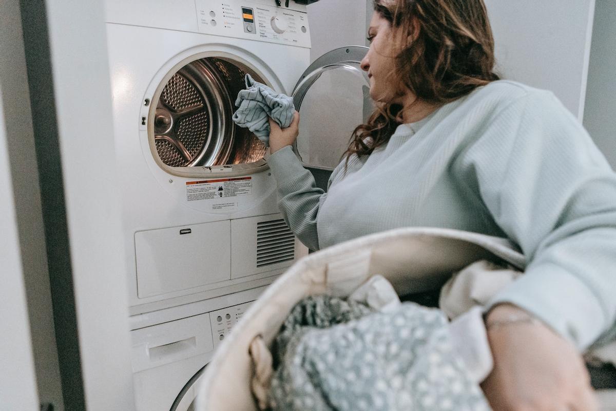 SECAR ROPA INTERIOR  Adiós a la secadora: el método japonés para secar la  ropa dentro de casa y que no haya humedades