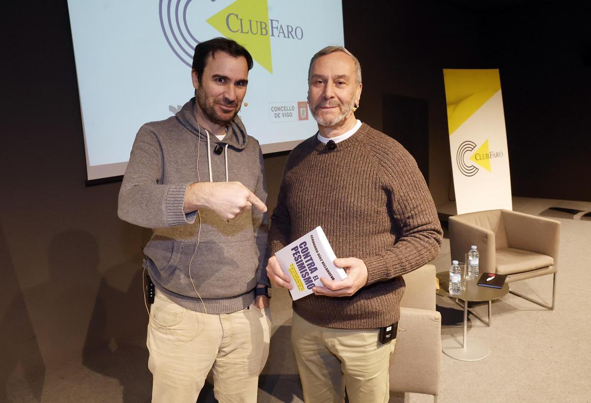 Fernando Díaz Villanueva y su presentador, el periodista Óscar González, ayer, en el Club FARO