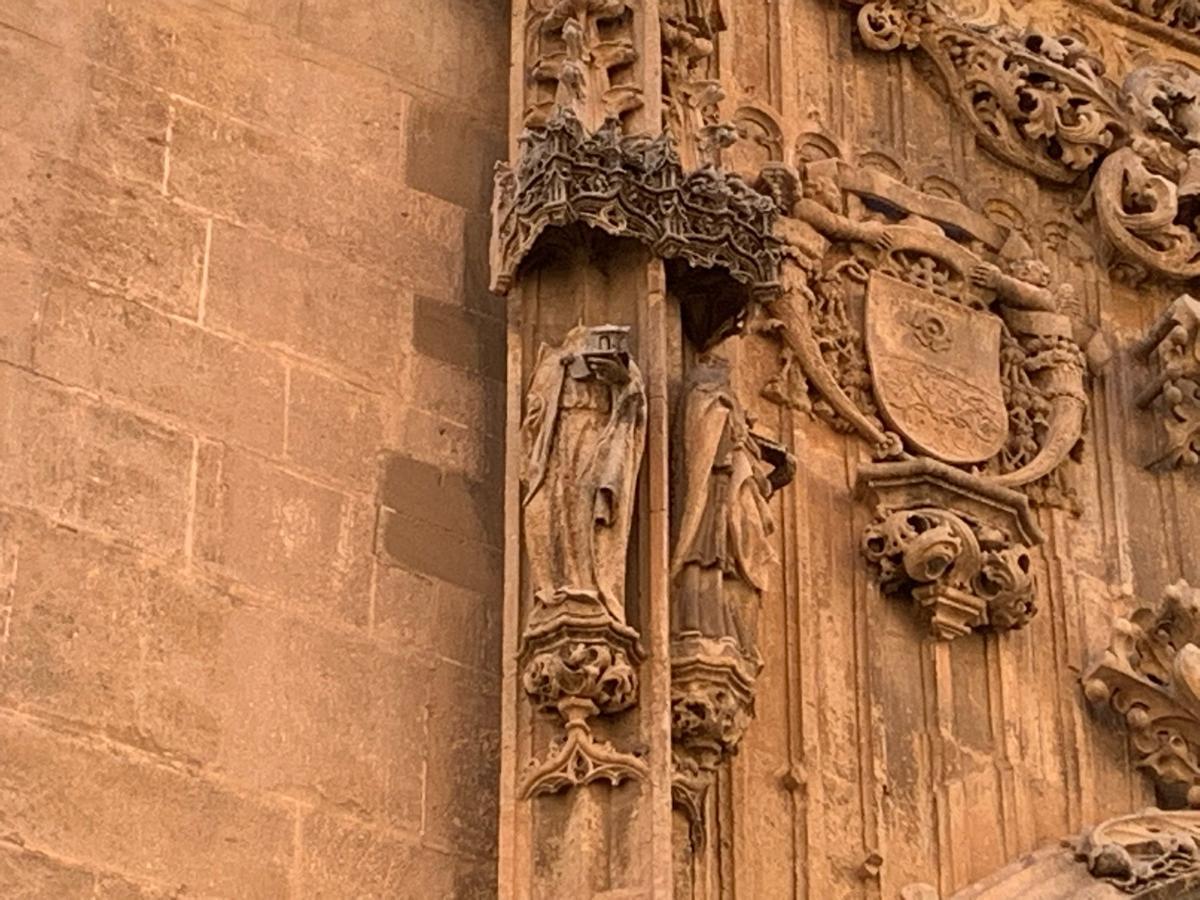 Imagen de la escultura decapitada de la puerta de la iglesia del Sagrario.