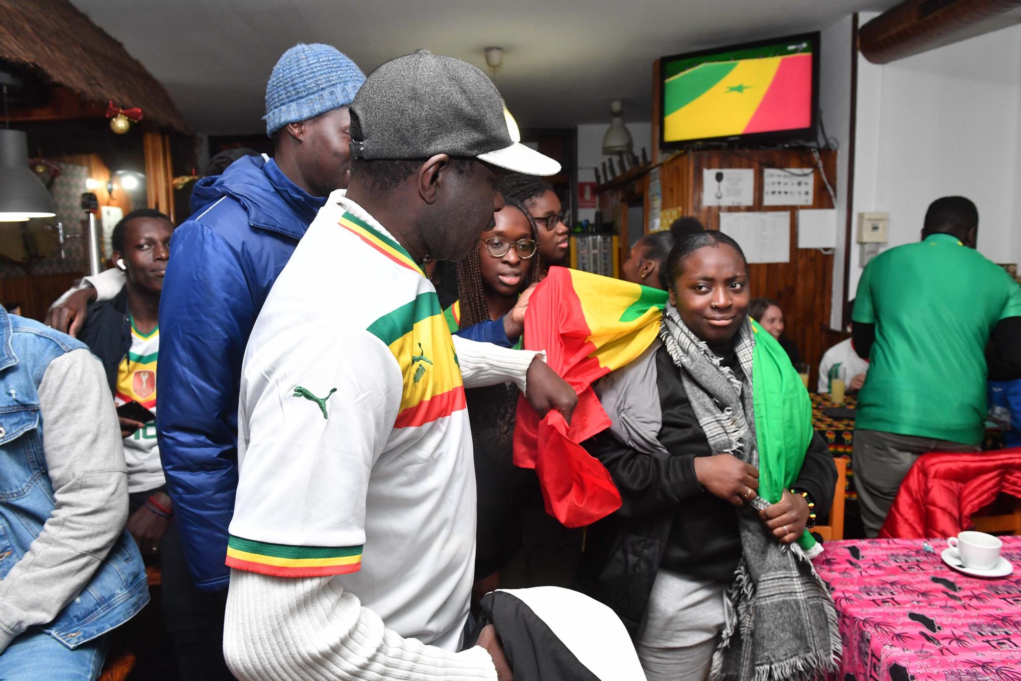 Senegaleses en A Coruña se reúnen en el Agra para ver el partido Senegal-Inglaterra en el Mundial de Qatar