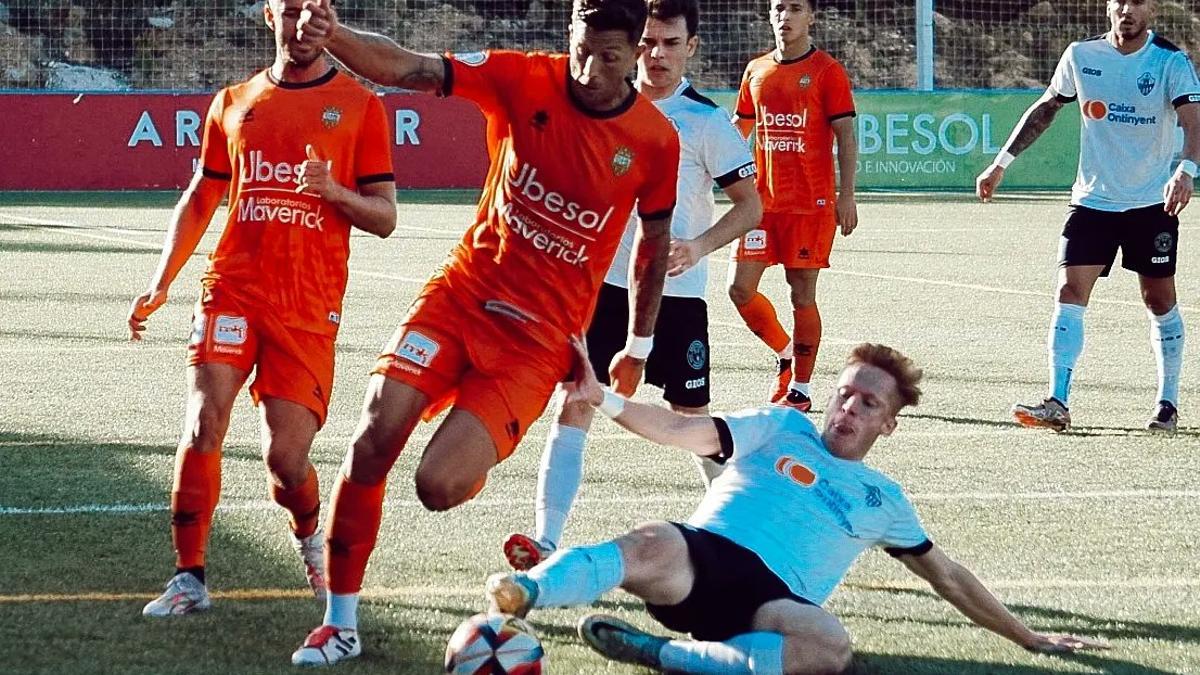 Un lance del partido entre el Atzeneta y el Ontinyent 1931 en el Regit.
