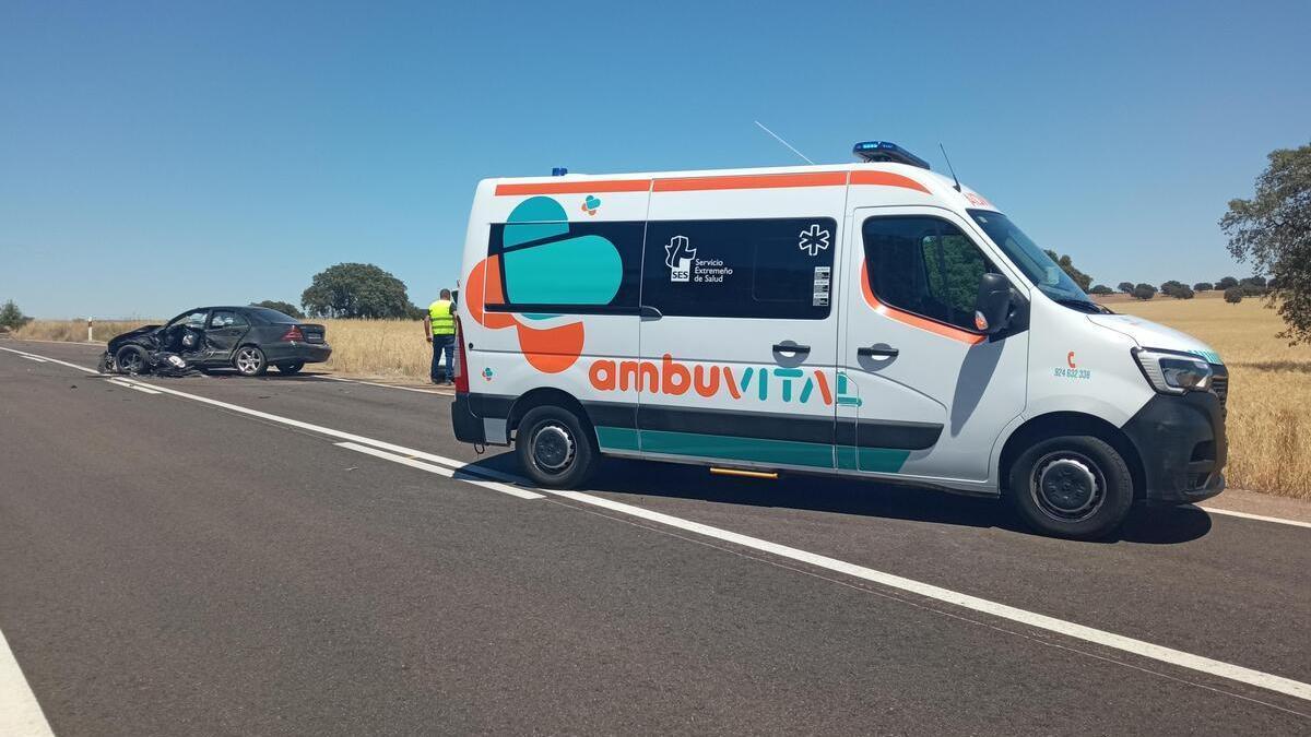 Una ambulancia del SES en un accidente de tráfico en la carretera de Cáceres a Badajoz.