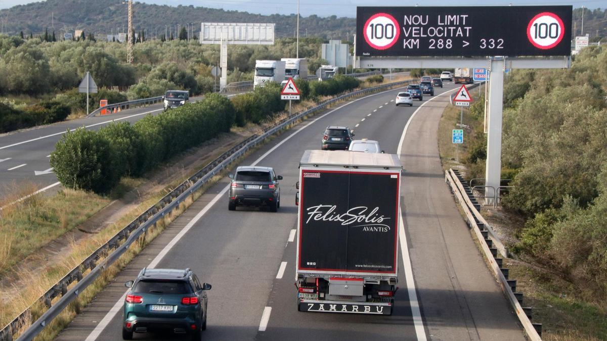 Nueva señalización en el tramo de la autopista AP-7 en las Terres de l'Ebre.