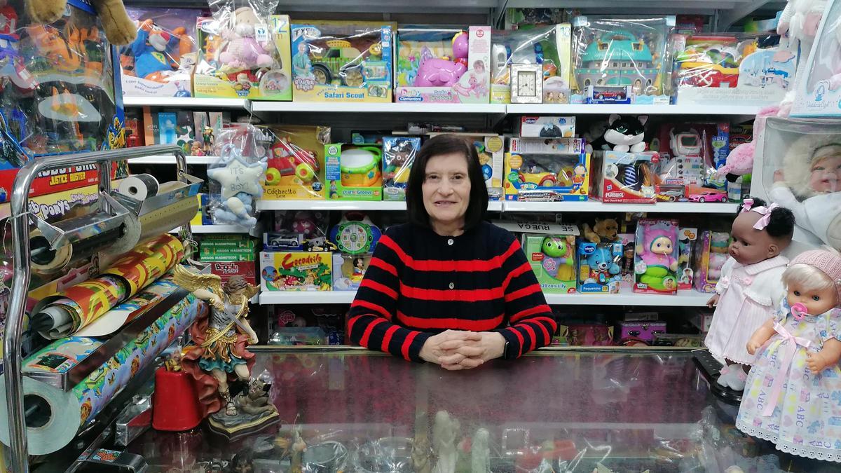 María del Canto García detrás del mostrador desde el que ha atendido a clientes de varias generaciones.