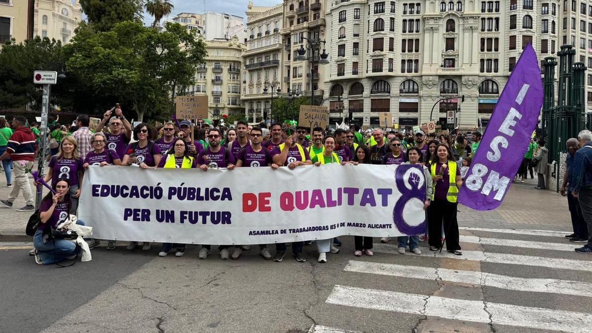 Cientos de profesores de la provincia de Alicante se suman a la multitudinaria manifestación de València