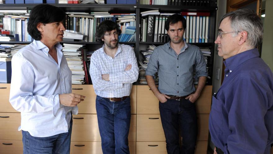 Desde la izquierda, Carlos López Otín, Xosé Antón Suárez Puente, Víctor Quesada y Elías Campo, científicos implicados en el consorcio español.
