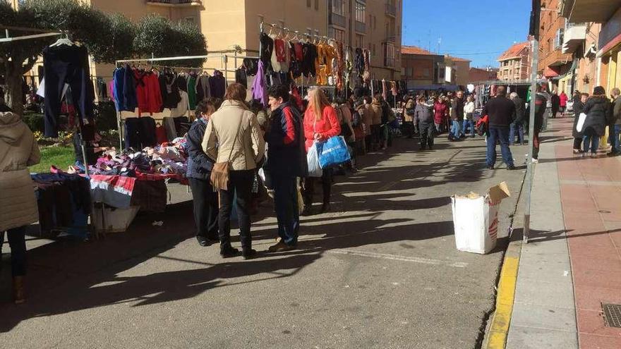 Mercadillo de los jueves que se celebra en la Cañada de la Vizana.