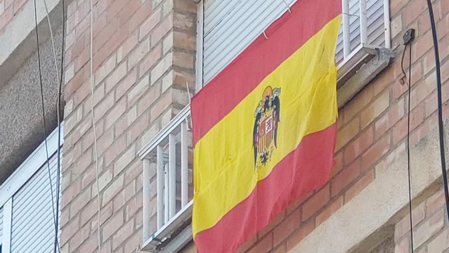 Una queja ciudadana causa la retirada de una bandera antidemocrática en un balcón de Xàtiva