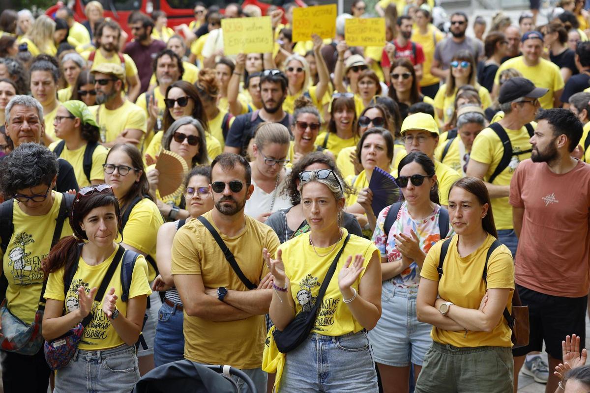 Les imatges dels docents gironins concentrats a la seu de la Generalitat de Girona