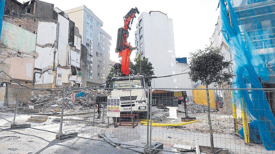 Obras para construir un edificio de viviendas el año pasado. | R. Grobas