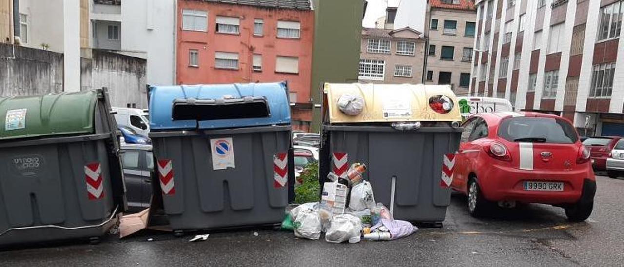 Contenedores de residuos en una calle del centro urbano de Cangas. |   // SANTOS ÁLVAREZ