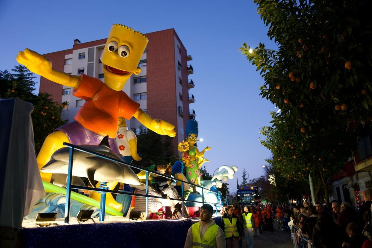 La carroza de los Simpsons recorre la avenida de Santa Marina de Badajoz.