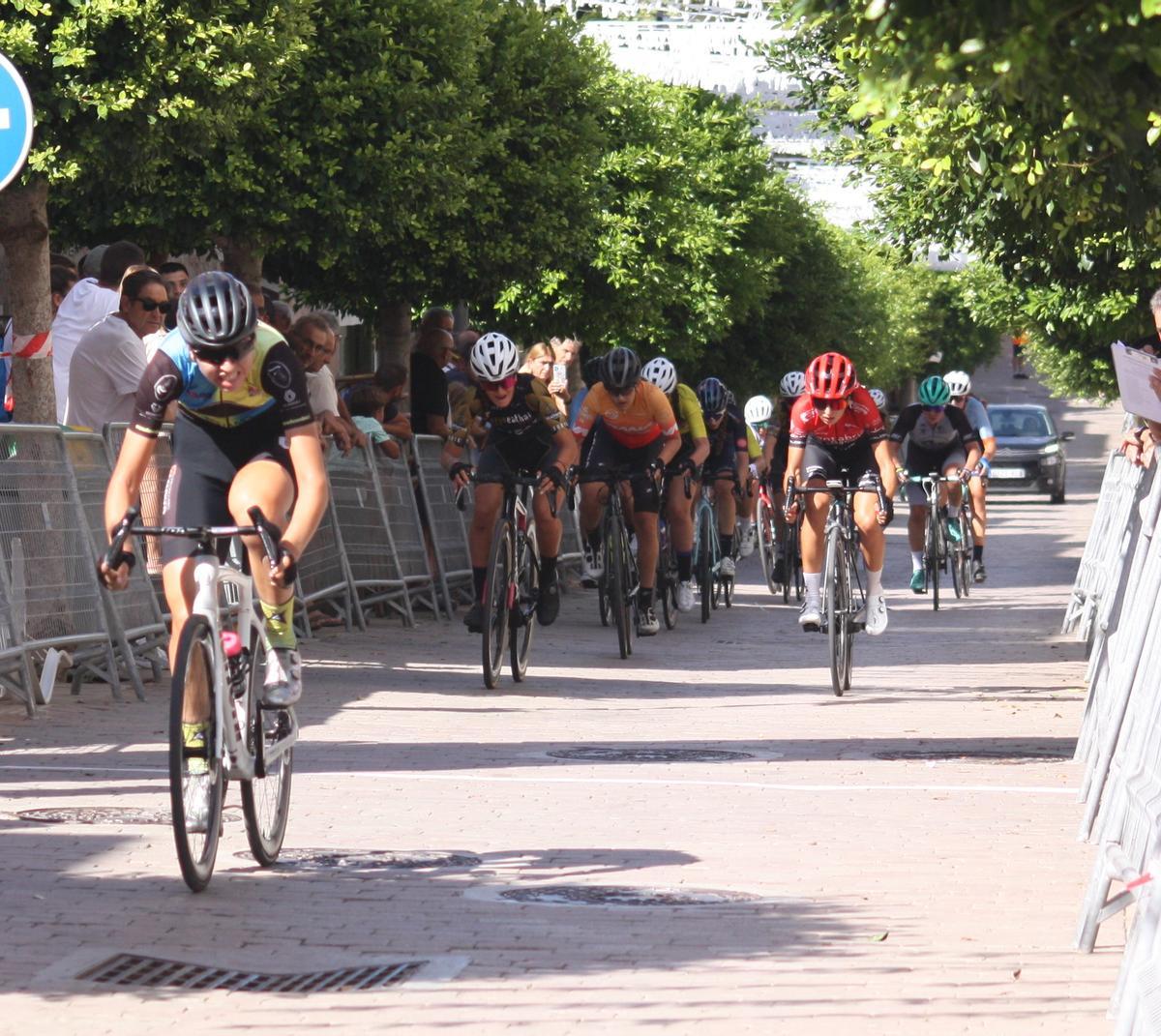 Ciclismo. Núria Tauler al frente del grupo en el Circuit Sant Salvador