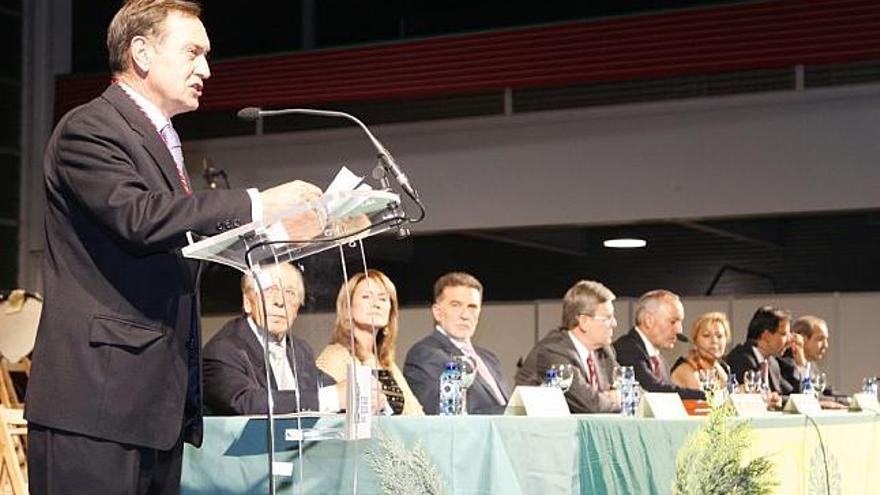 La alcaldesa entrega el galardón de Cultura a la sobrina de Ramón Abrantes.