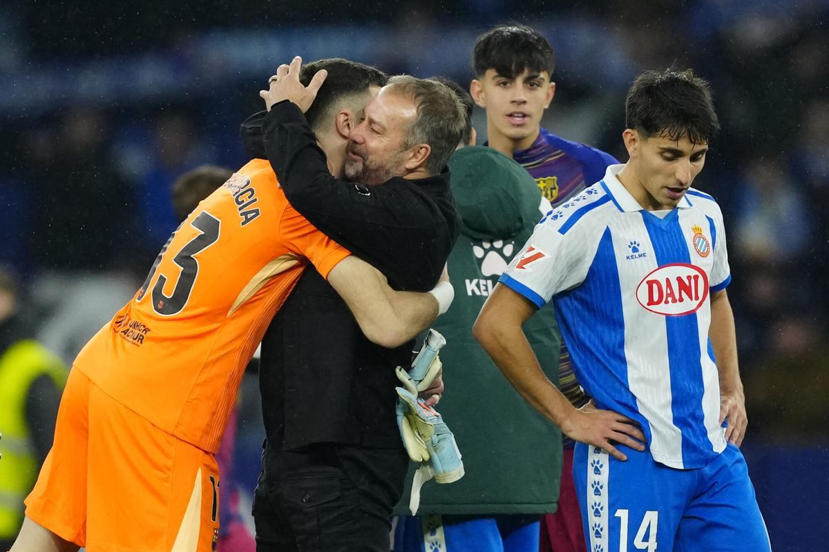 Hansi Flick abraza a Joan Garcia tras el derbi contra el RCD Espanyol