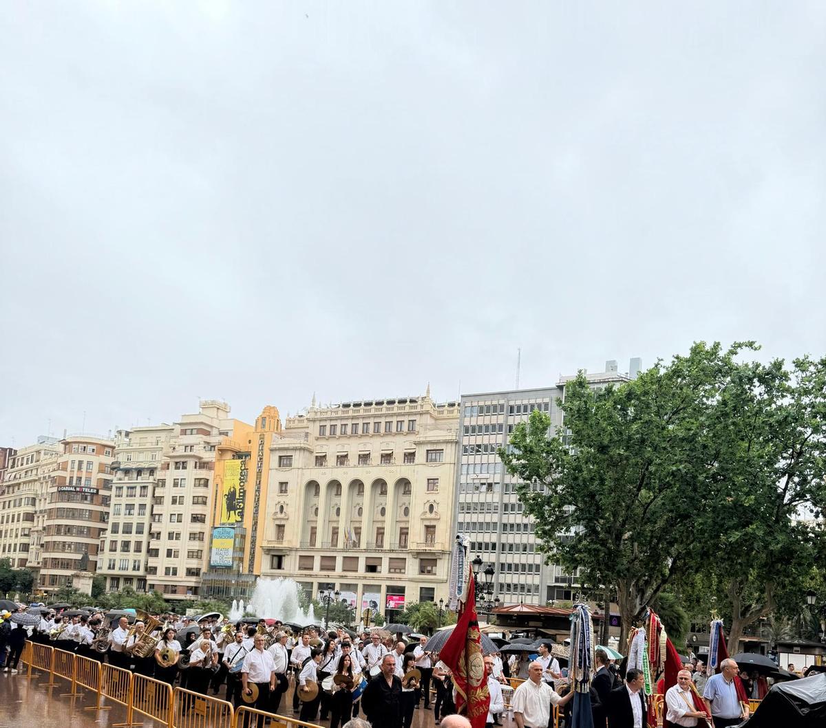 Entrada de bandas a su llegada a la Plaza del Ayuntamiento de València.