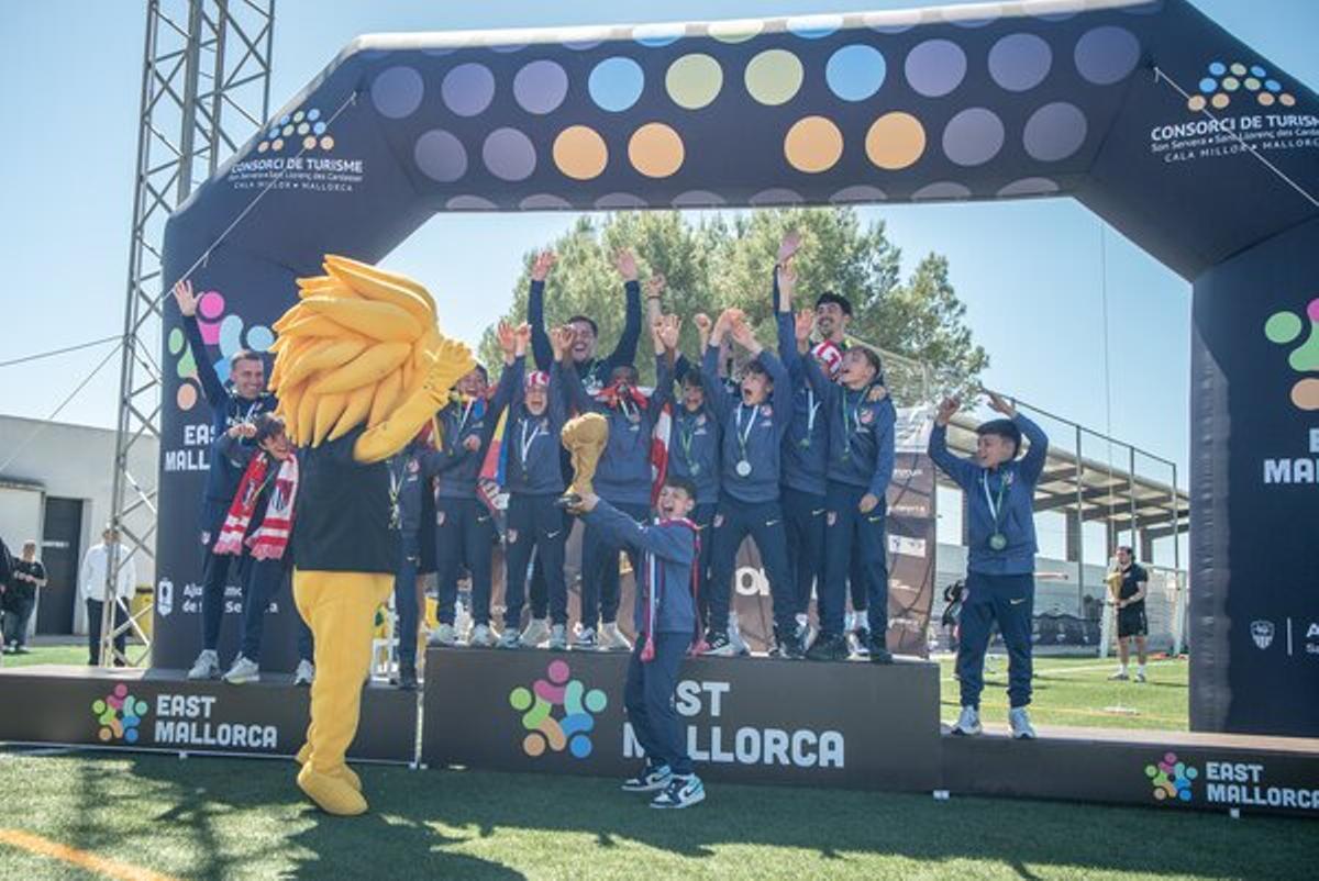 El Atlético de Madrid infantil festeja su triunfo.