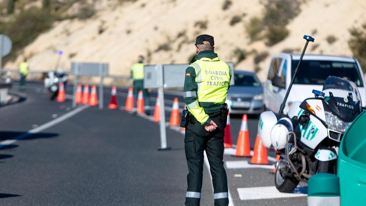 Control de la Guardia Civil de Tráfico en la provincia de Alicante, en una imagen de archivo.