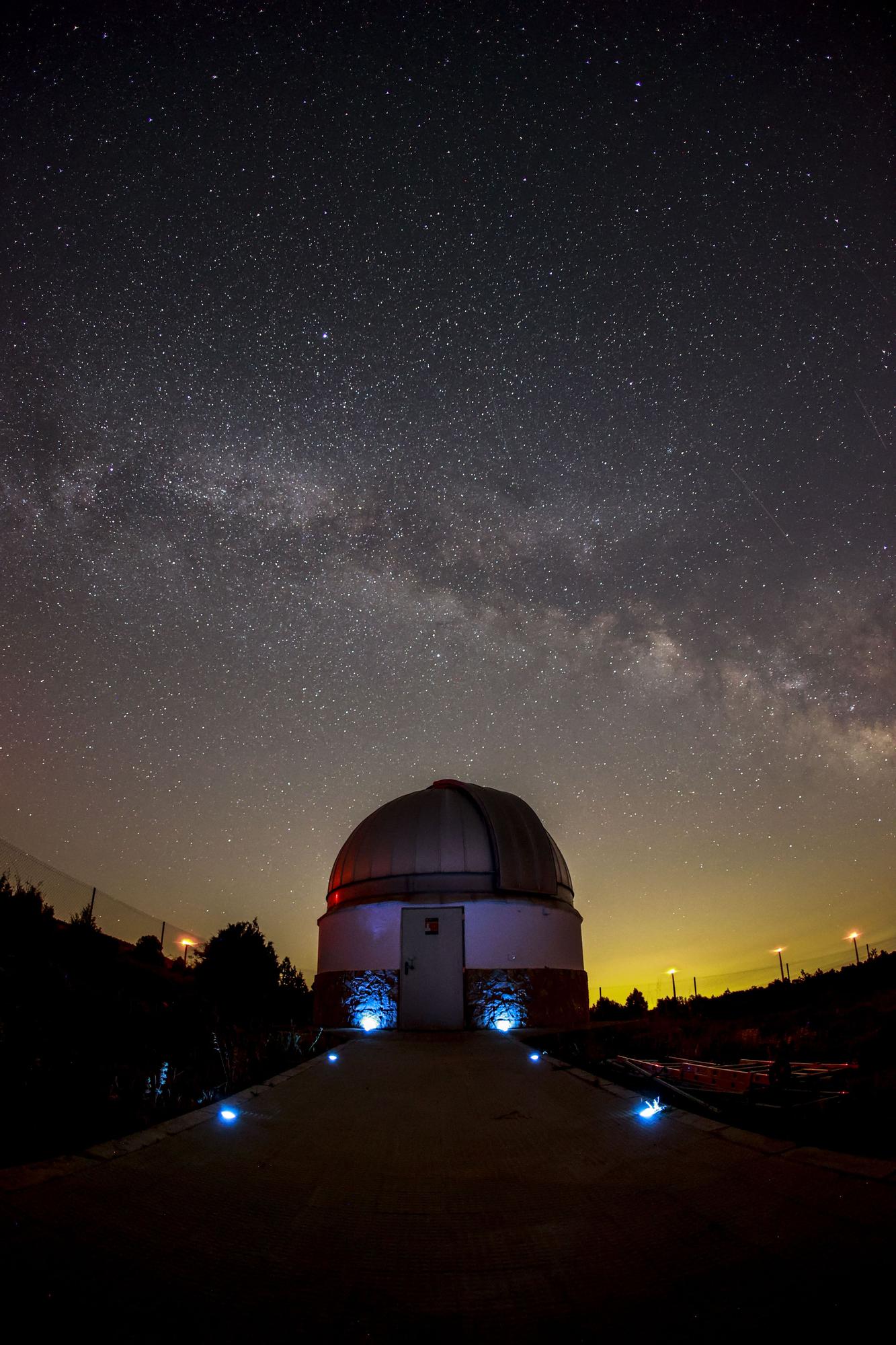 Así trabajan los astrónomos valencianos a 1.300 metros de altitud en Aras de los Olmos