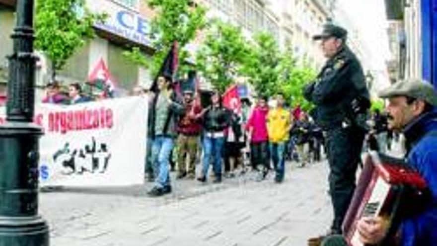 El Primero de Mayo saca a la calle a 2.000 manifestantes