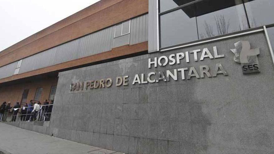 Entrada al hospital San Pedro de Alcántara de Cáceres.