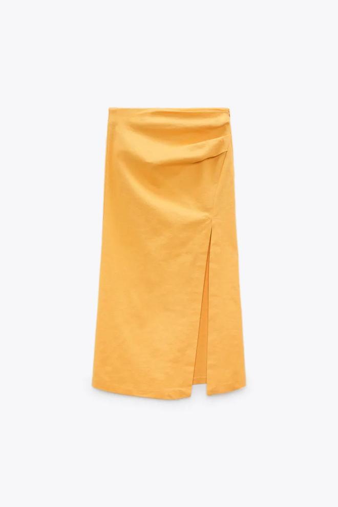 Falda midi color mandarina de Zara (precio: 22,95 euros)