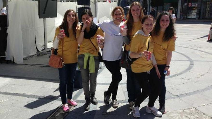 Por la izquierda, Irene y Lucía Guadamuro, Alicia Suárez Hulton, periodista de Ópera de Oviedo; Atenea Fernández, Natalia Pérez y Sara Chorén celebran el triunfo.