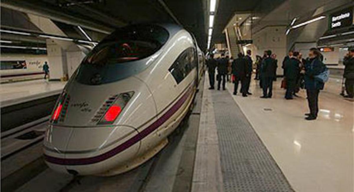 Un tren AVE a l’estació de Sants.