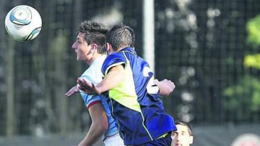 Sergio Villanueva y Sergio Prendes intentan cortar un avance de un jugador del Celta B.