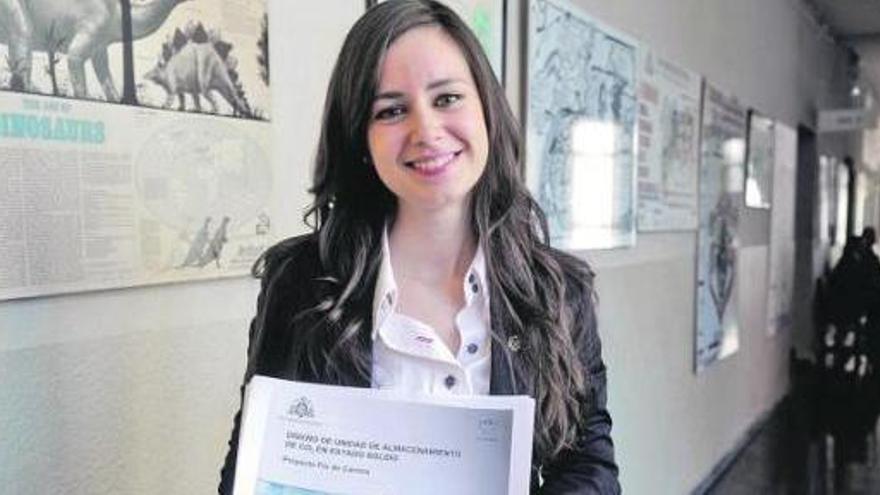 Cristina Vázquez muestra su proyecto de fin de carrera en la Escuela Superior de Ingenieros de Minas de Oviedo.