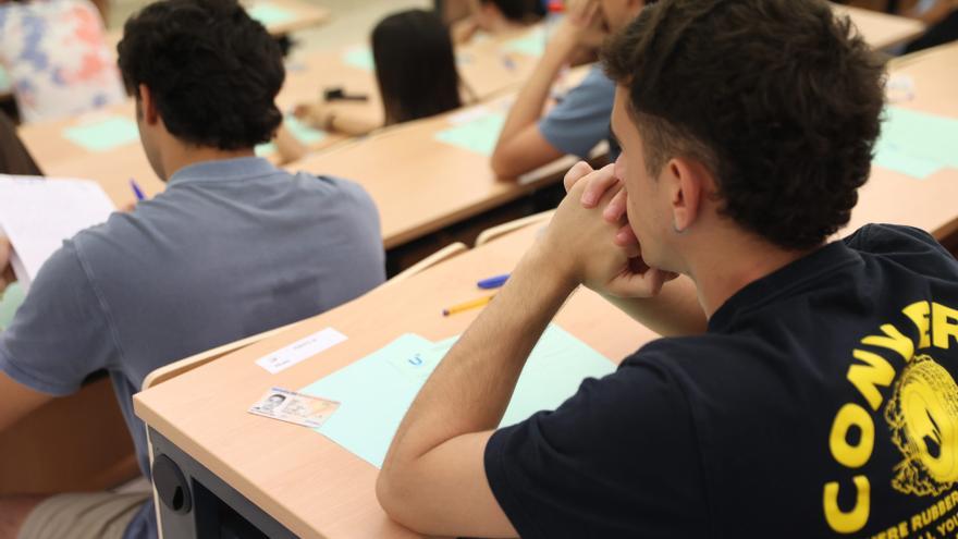 Archivo - Estudiantes en el lugar de realización de la PEvAU. (Imagen de archivo)