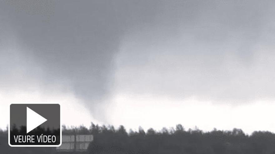 VÍDEO | Un petit tornado enmig de la tempesta sorprèn Vila-seca