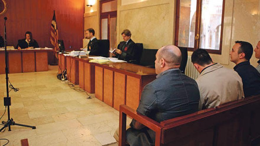Los cuatro guardias civiles acusados, ayer durante el juicio en la Audiencia de Palma.