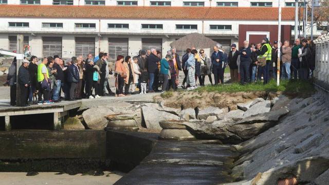 Vecinos manifestándose por la situación del arenal.