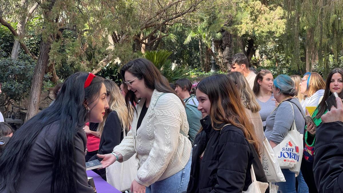 Largas colas en el 'Crush Fest' para las firmas de novelas