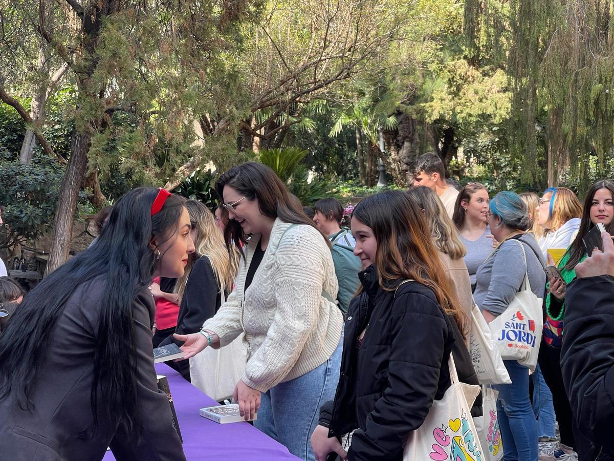 Largas colas en el 'Crush Fest' para las firmas de novelas