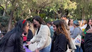 Largas colas en el Crush Fest para las firmas de novelas